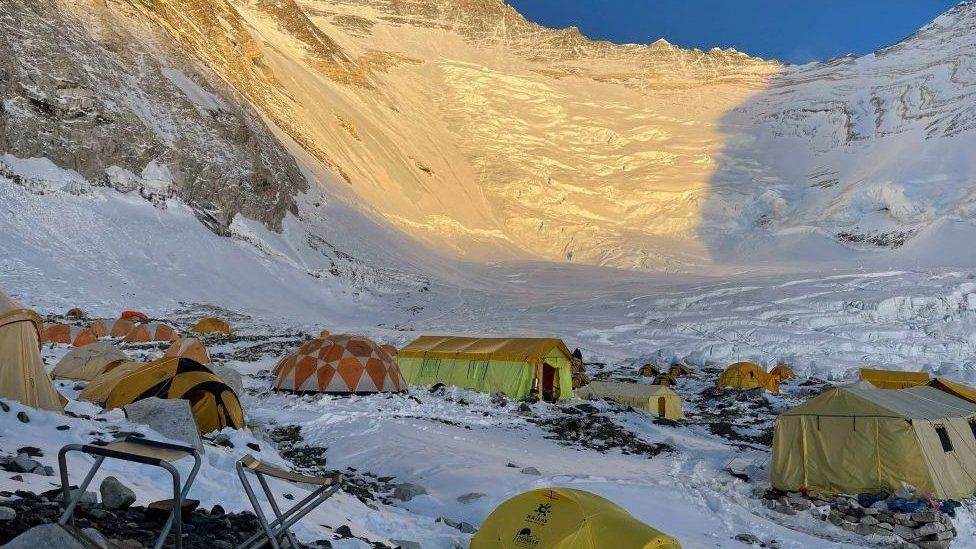 Bác sĩ Mỹ về hưu chết khi leo đỉnh Everest