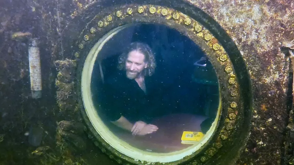 Giáo sư Mỹ phá kỷ lục về thời gian sống dưới nước