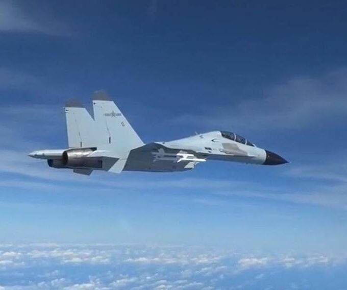 Máy bay phản lực Trung Quốc "khiêu khích" máy bay do thám Mỹ