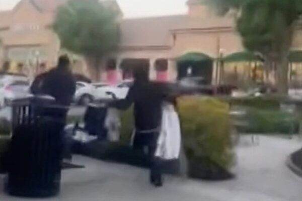 Hai nhân viên Mỹ bị sa thải vì đuổi cướp ra khỏi cửa hàng