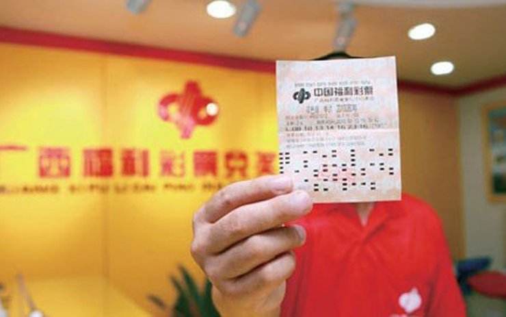 Người trẻ tại Trung Quốc đổ xô mua vé số để đổi đời